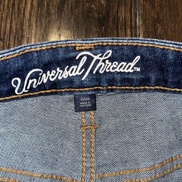Universal Thread mid rise boyfriend jean shorts size 6/28 - Picture 4 of 6